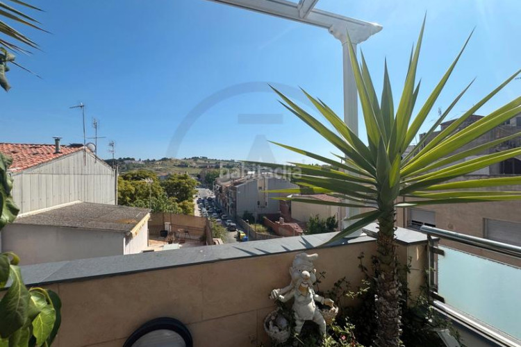 Casa adosada amplia casa adosada en La Maurina – 293 m², con garaje, ascensor y terrazas en Terrassa