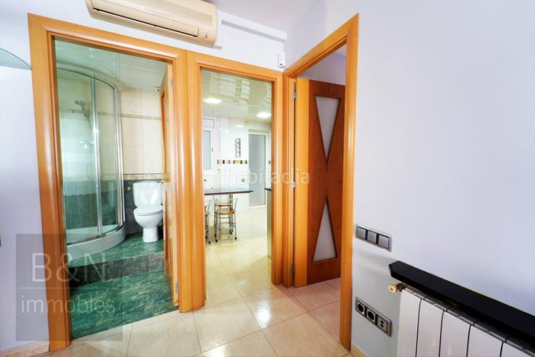 Piso una vivienda reformada, llena de luz natural, de estilo moderno y equipada con muebles hechos a medida! en Terrassa