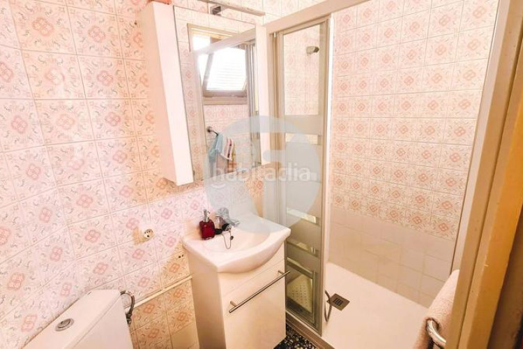 Piso descubre este piso funcional y con mucho potencial! en Terrassa