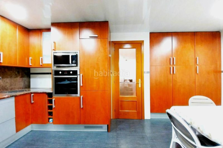 Casa magnifica unifamiliar de 230 m2 con garaje 3 coches, 3 grandes dormitorios, especatcular estudio 55 m2 y patio en Terrassa