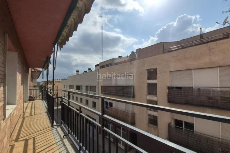 Piso de 137 m2 amb 4 hab i balco 10 m2 oest al carrer ireneu a 50 metres rambla en Terrassa