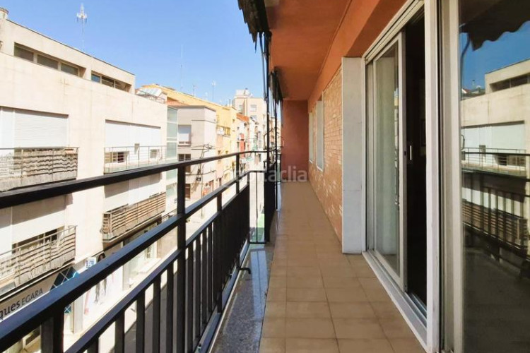 Piso de 4 hab al carrer ireneu a 50 metres rambla en Terrassa