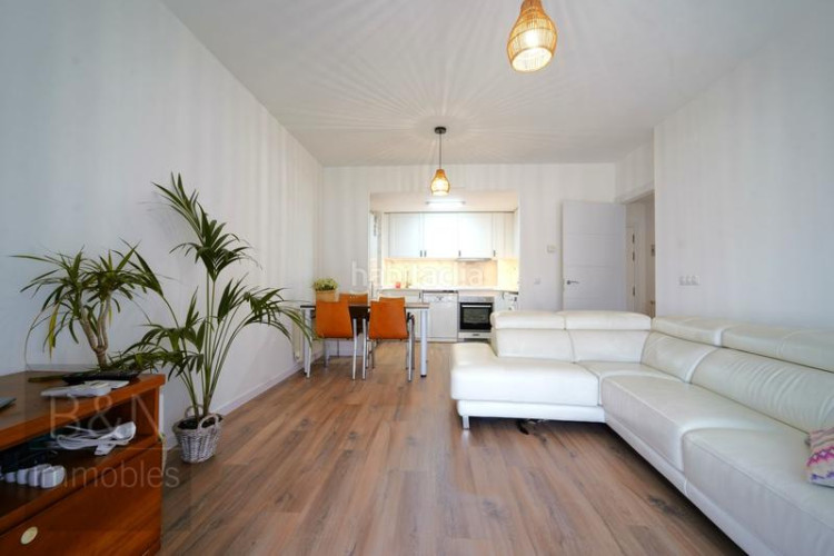 Piso una vivienda con calidez, luz y balcón recién reformado con plaza de garaje incluida en Terrassa
