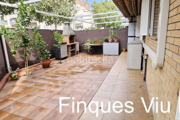Piso  en planta baja totalmente actualizado 3 hb. con patio y parking en Terrassa