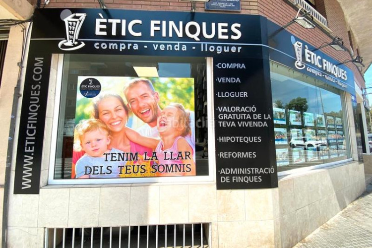 Piso Sant Pere Nord. calle girona. piso seminuevo de 3habs + 2lav. + patio + pk + trastero en Terrassa