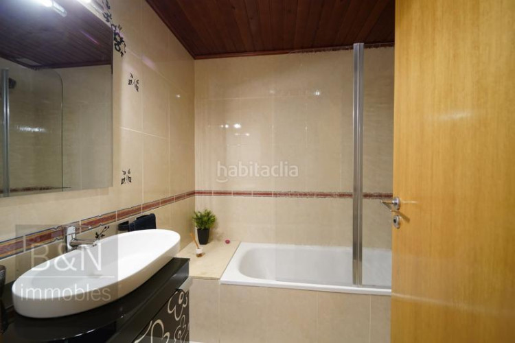 Dúplex tu hogar con alma espacio, confort, tres salidas al exterior y zona comunitaria con piscina y plaza de parking en Terrassa