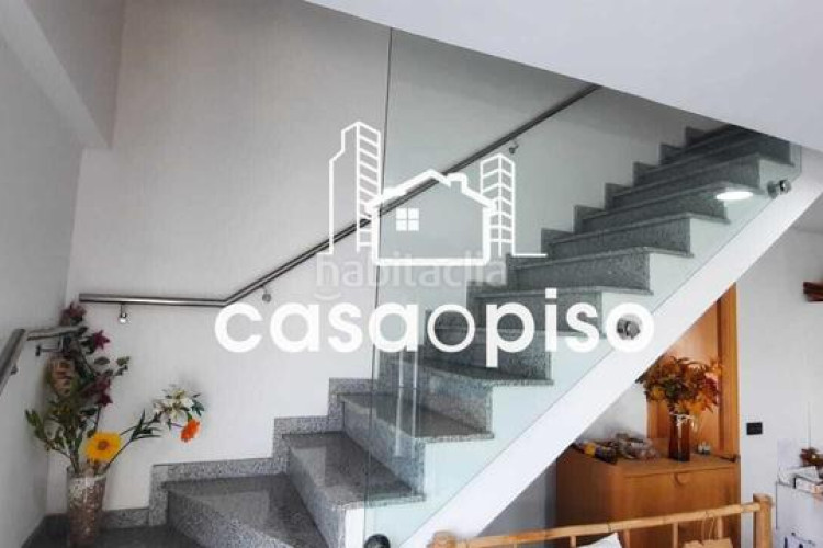 Dúplex  seminuevo en ca nanglada, 2 dormitorios, 2 baños, terraza de 15m y garaje. buena ubicación y vistas despejadas. ven a visit en Terrassa