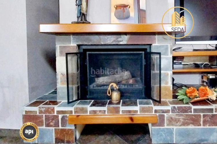 Casa impecable casa unifamiliar renovada con 4 plantas, garaje triple y estudio con chimenea en la gripia en Terrassa