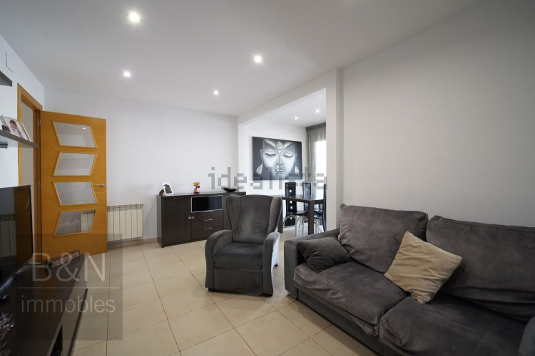 Un hogar reformado, con doble salida exterior y solo un vecino.