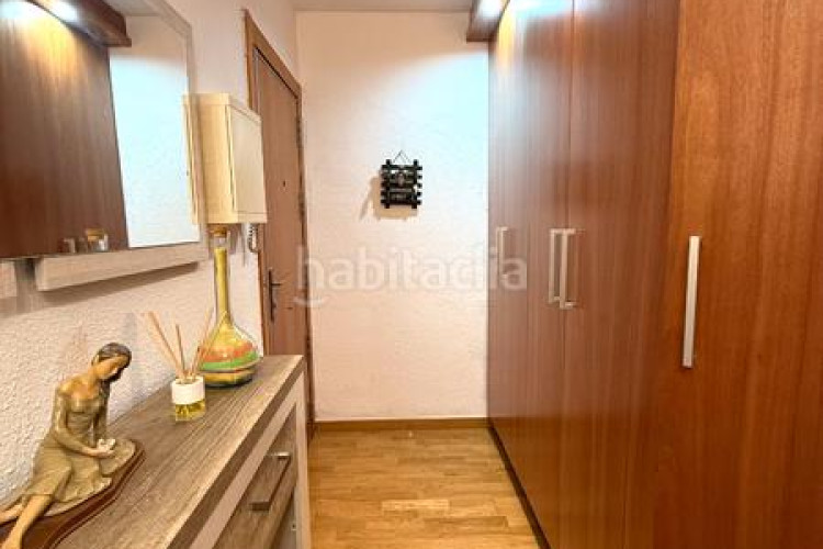 Piso zona de Ca n'Aurell. piso de 4habs. + 2lav. + balcón en angel sallent en Terrassa