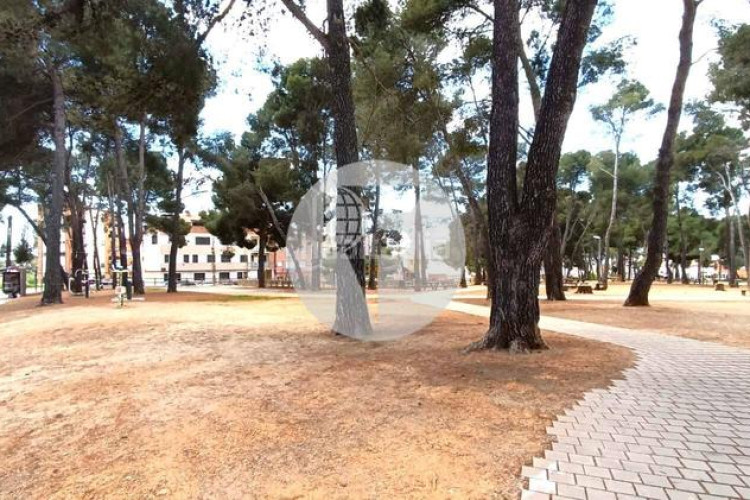 Planta baja bonita planta baja de 2 hab, terraza con barbacoa y plaza de aparcamiento en carrer conca torresana la gripia, en Terrassa
