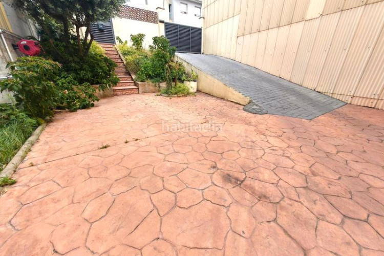 Casa zona de la grípia. casa adosada de 3 plantas + 4habs. + 2lav. + terraza + patio en Terrassa