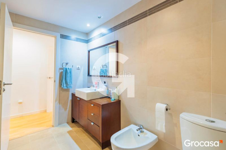 Planta baja precioso piso con terraza y parking en Can Roca en Terrassa