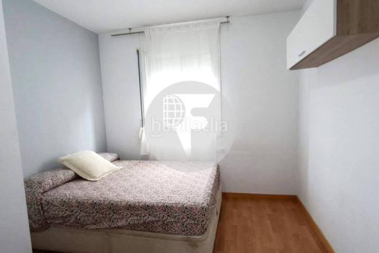 Planta baja bonita planta baja de 2 hab, terraza con barbacoa y plaza de aparcamiento en carrer conca torresana la gripia, en Terrassa