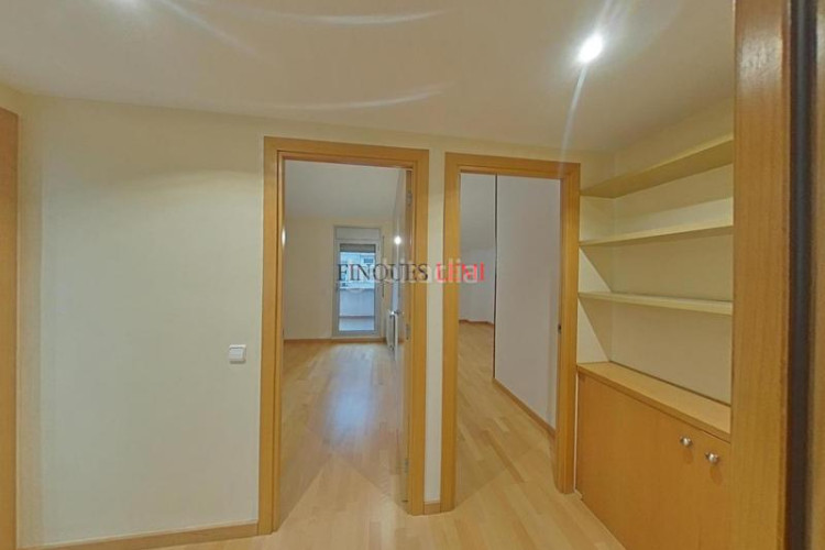 Piso dúplex con 4 habitaciones, 3 baños y parking en ubicación privilegiada en Terrassa