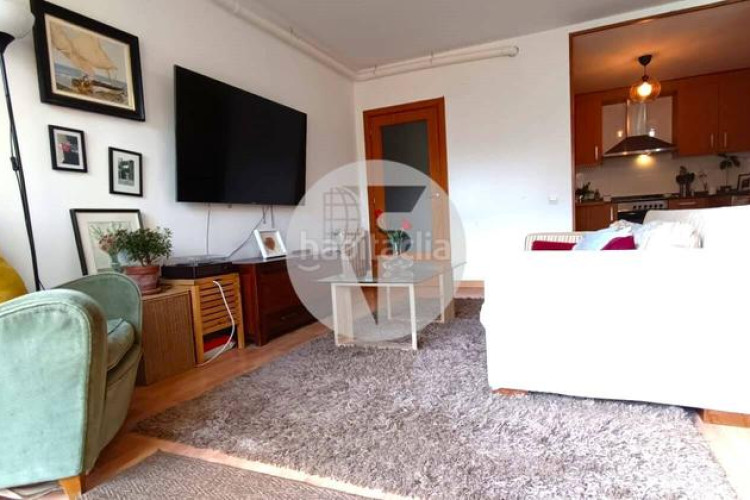 Planta baja bonita planta baja de 2 hab, terraza con barbacoa y plaza de aparcamiento en carrer conca torresana la gripia, en Terrassa