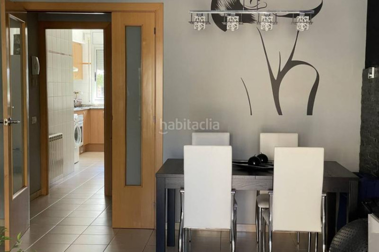 Piso zona gripia avenida madrid. piso de 3 habitaciones ext, muy luminoso. balcón, y plaza de parking. estado impecable. en Terrassa