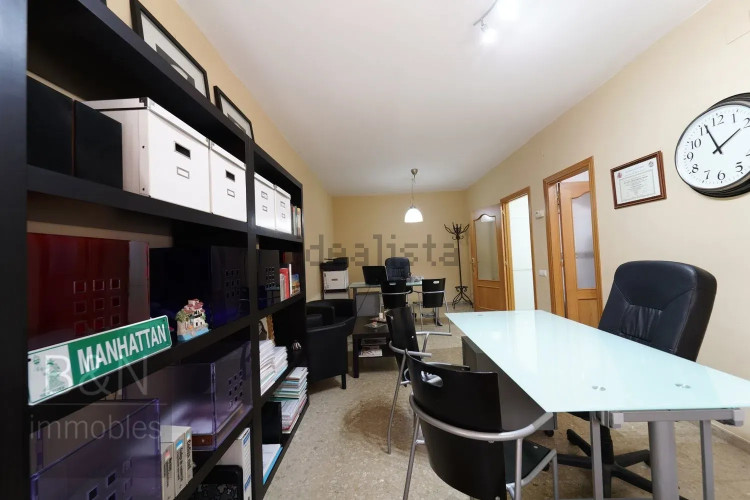 ¡Un piso muy amplio, listo para entrar a vivir con plaza de parking!