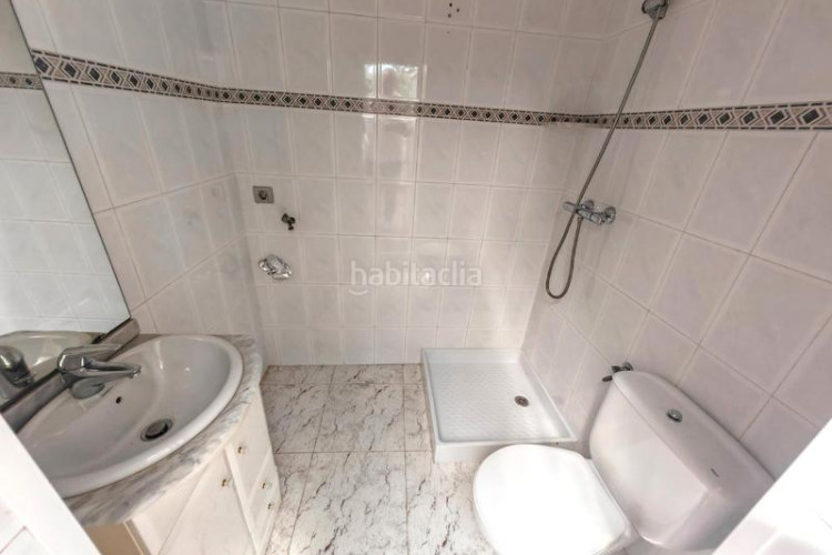 Casa zona de la grípia. casa adosada de 3 plantas + 4habs. + 2lav. + terraza + patio en Terrassa
