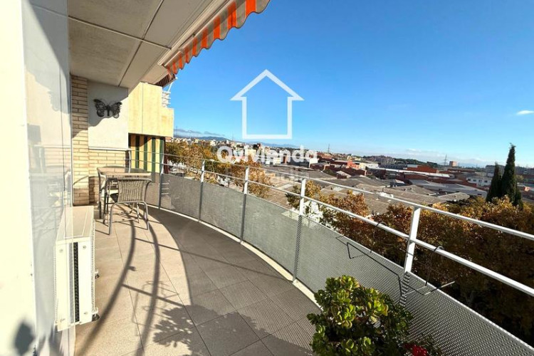 Ático  de 3 habitaciones con gran balcón en av glories catalanes, en Terrassa