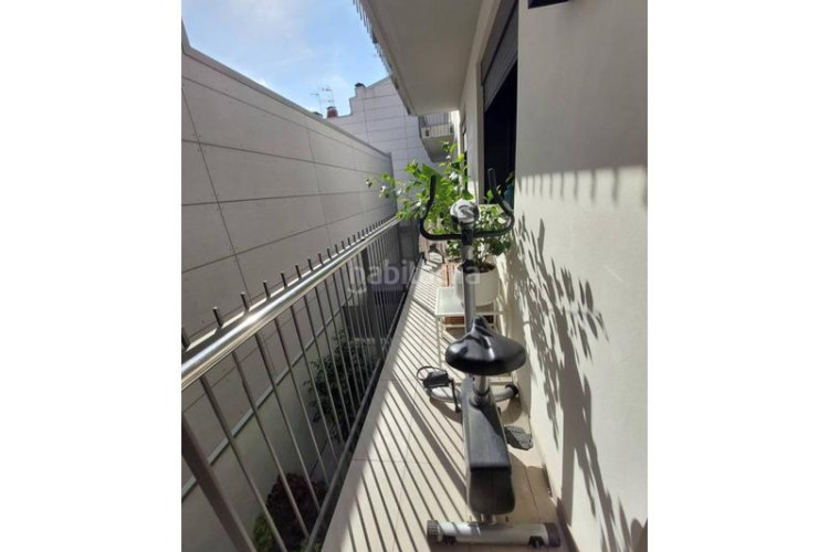 Piso  seminuevo junto a rambla, 3 habitaciones y pk opcional.. muy actual en Terrassa