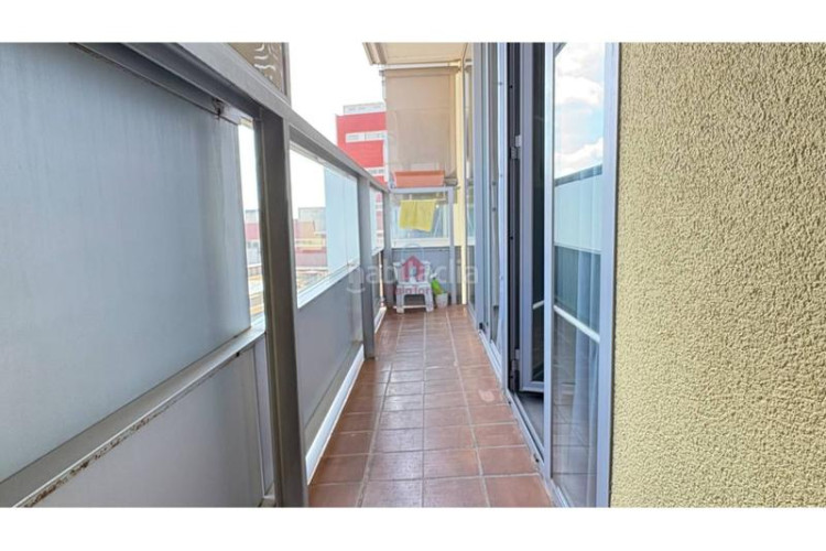 Piso  en venta con balcón a pie de comedor, parking y trastero, listo para entrar a vivir! en Terrassa
