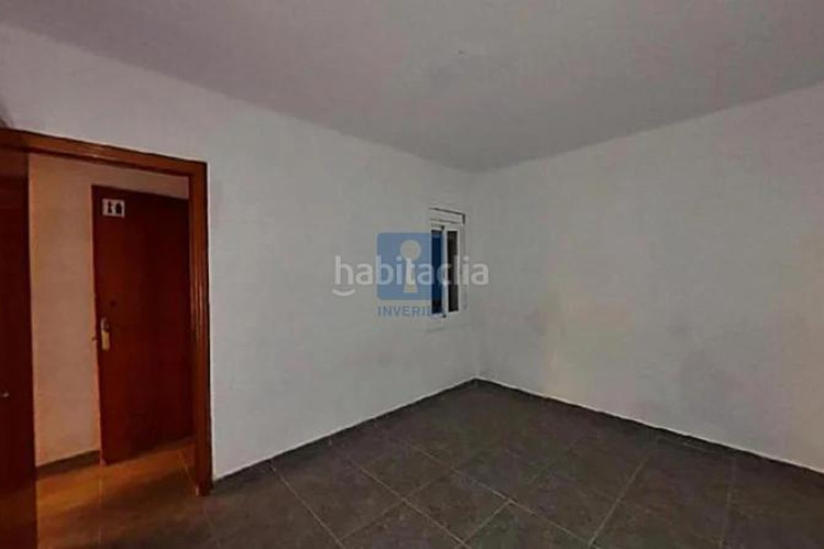 Piso inmueble ilegalmente okupado situado en la calle mossen angel rodamilans 222, bajos 4, , barcelona. en Terrassa