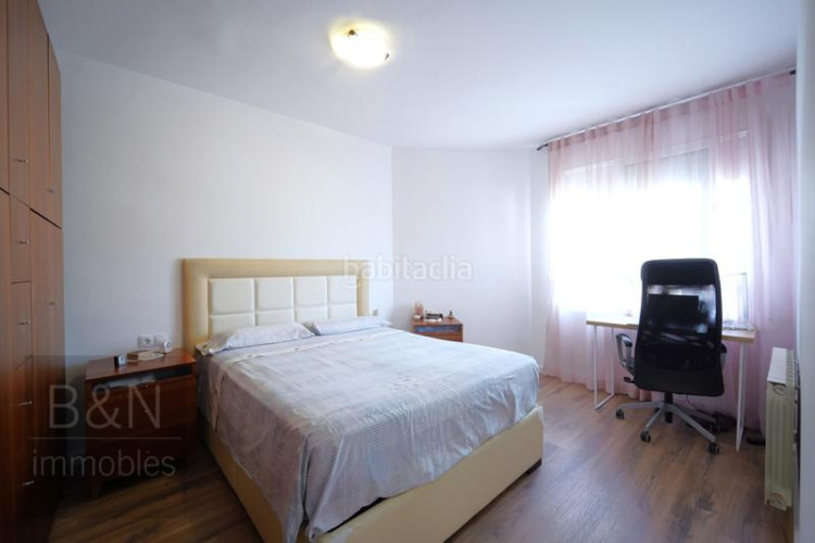 Piso una vivienda con calidez, luz y balcón recién reformado con plaza de garaje incluida en Terrassa