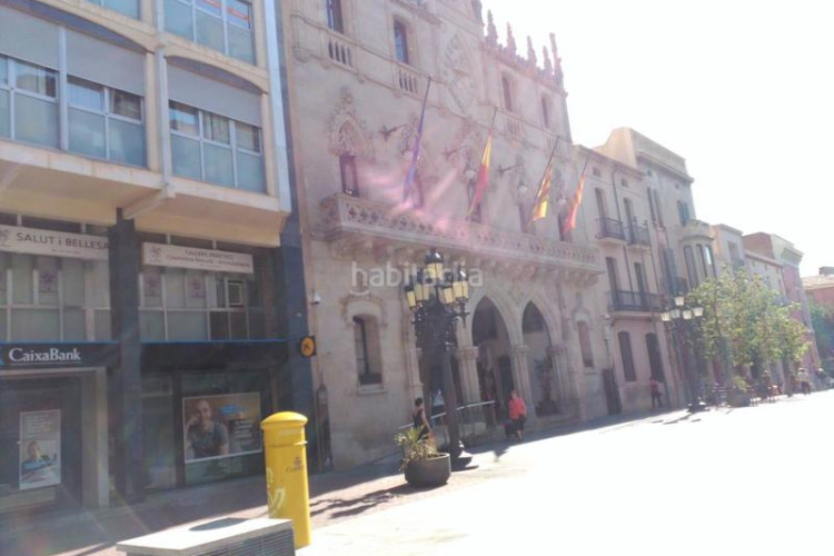 Piso  seminuevo junto a rambla, 3 habitaciones y pk opcional.. muy actual en Terrassa