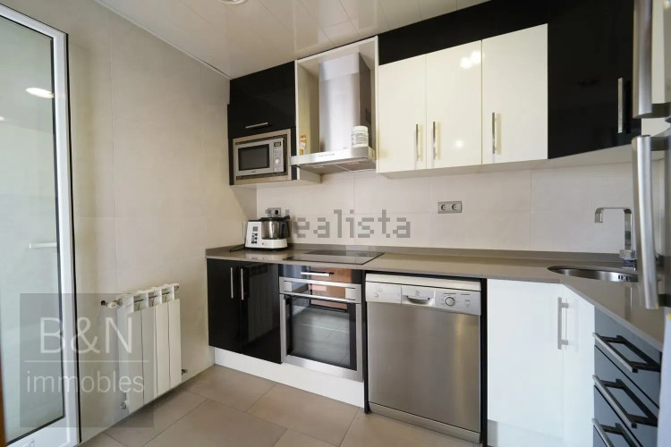 Un hogar reformado, con doble salida exterior y solo un vecino.