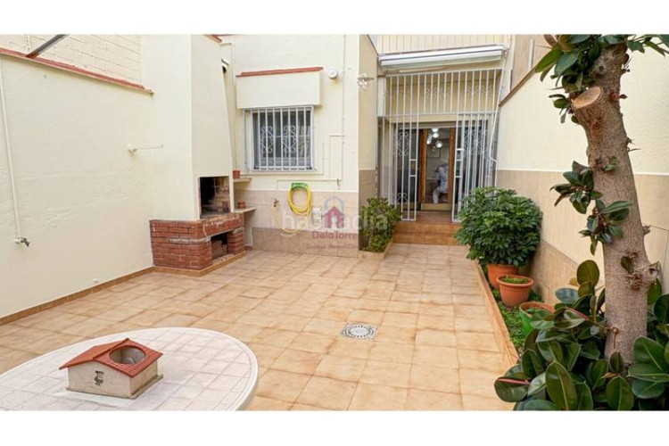 Casa  en venta en la gripia, en carrer borges blanques de 220m construidos con salida a patio de 40m, tres terrazas y en Terrassa