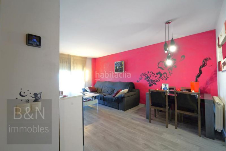 Dúplex tu hogar con alma espacio, confort, tres salidas al exterior y zona comunitaria con piscina y plaza de parking en Terrassa
