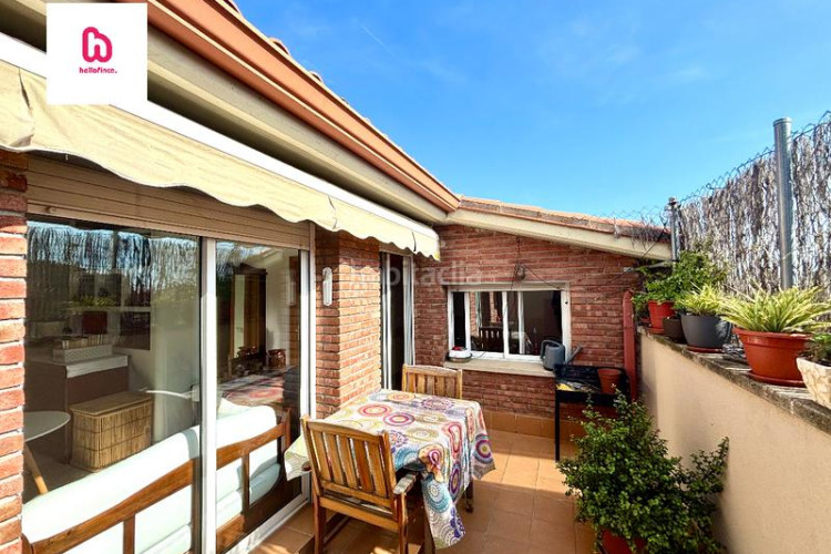 Ático  dúpex con terraza balcón y plaza de parking en Terrassa
