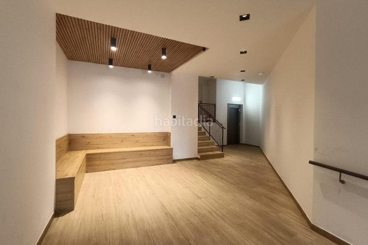 Piso amplio piso de 4 habitaciones, junto a plaza lluis companys. en Terrassa