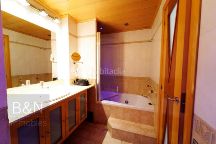 Piso una vivienda reformada, llena de luz natural, de estilo moderno y equipada con muebles hechos a medida! en Terrassa