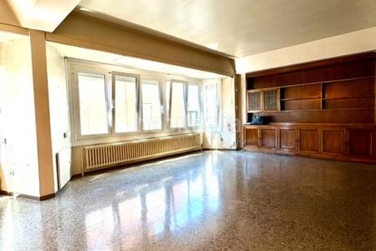 Piso  señorial único en pleno centro – 6 habitaciones, 3 baños, terraza de 200 m², parking incluido en Terrassa