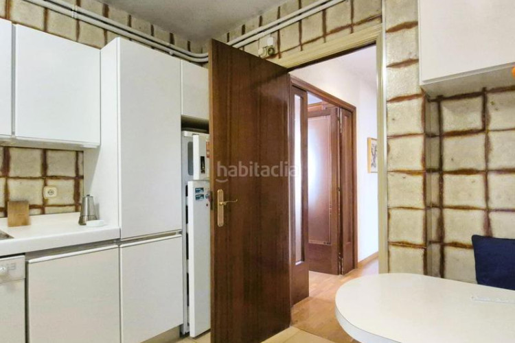 Piso de 137 m2 amb 4 hab i balco 10 m2 oest al carrer ireneu a 50 metres rambla en Terrassa