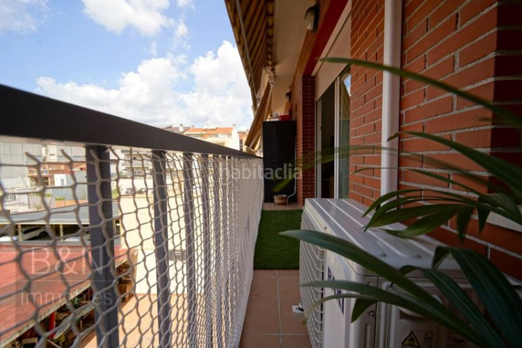 Piso una vivienda con calidez, luz y balcón recién reformado con plaza de garaje incluida en Terrassa