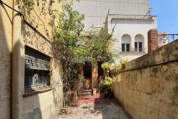 Casa de 190 m2 amb pati a la plaça del progres en Terrassa