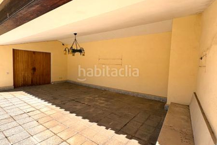 Piso  señorial único en pleno centro – 6 habitaciones, 3 baños, terraza de 200 m², parking incluido en Terrassa