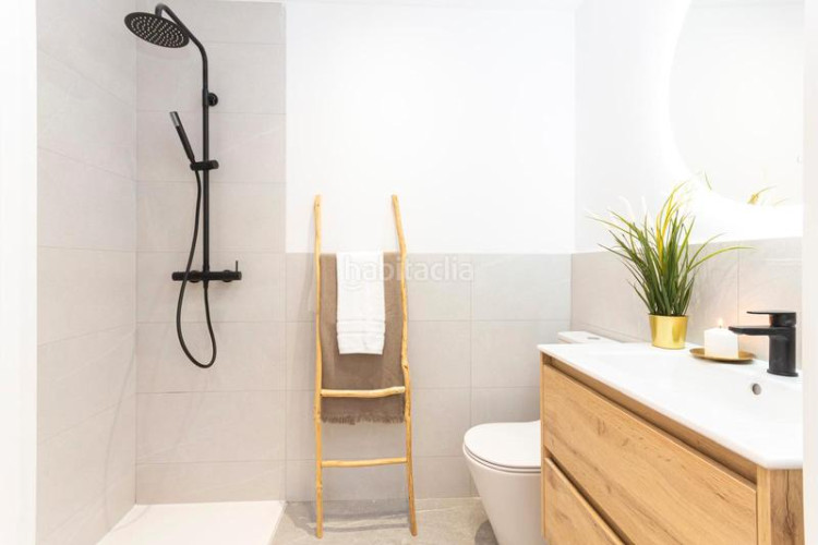 Piso precioso piso en inmejorable ubicación: vivienda esquinera con mucha luz: salón-comedor-cocina, 3 habitaciones, 2 baños, terraza.. en Terrassa