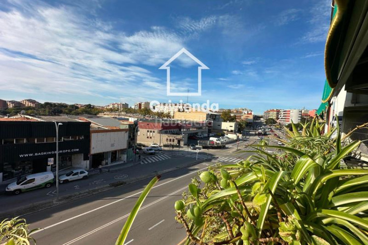 Piso  reformado y luminoso junto a la carretera de montcada en Terrassa