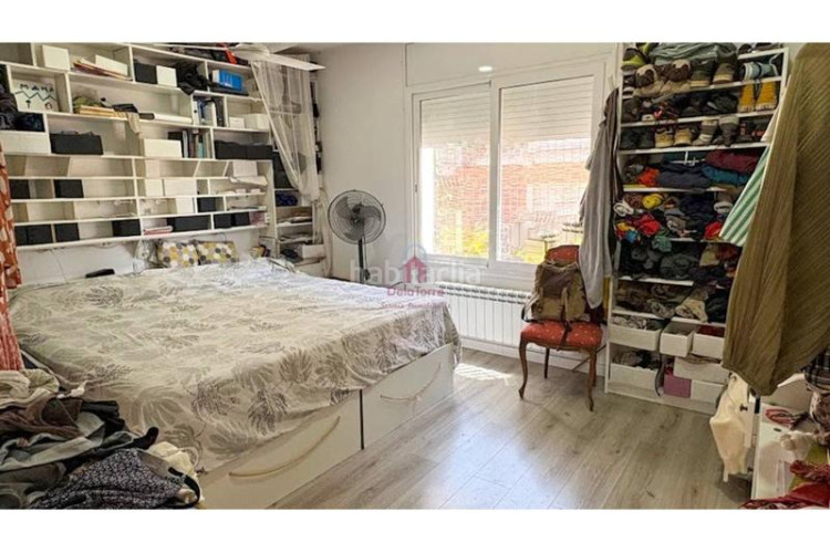 Casa pareada casa en en venta ca naurell de 210m construidos con salida a patio, dos terrazas y garaje. en Terrassa