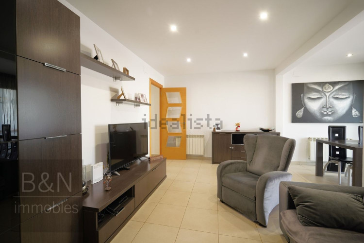 Un hogar reformado, con doble salida exterior y solo un vecino.