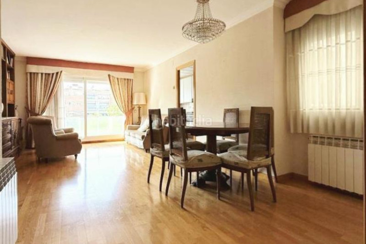 Dúplex  140 m2 de 4 hab mas estudio con 2 terrazas y parking en la plaça lluis companys en Terrassa