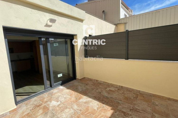 Dúplex  de obra nueva de 2 habitaciones buhardilla multifuncional y terraza en Terrassa