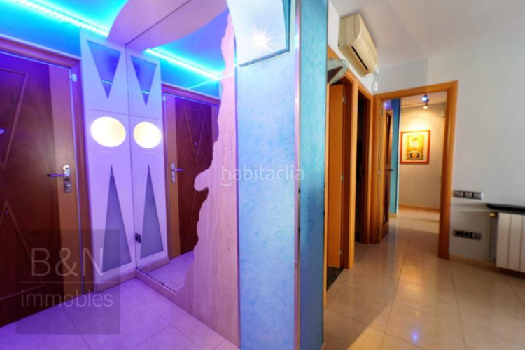 Piso una vivienda reformada, llena de luz natural, de estilo moderno y equipada con muebles hechos a medida! en Terrassa