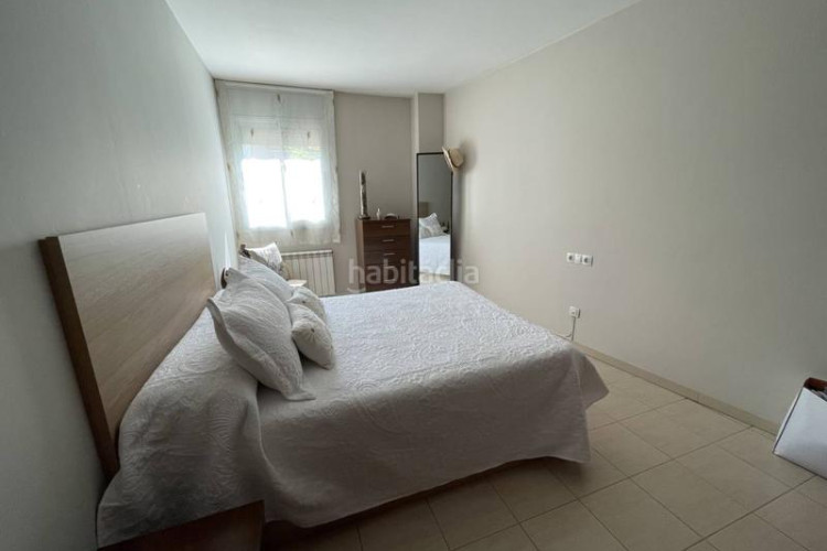 Piso zona gripia avenida madrid. piso de 3 habitaciones ext, muy luminoso. balcón, y plaza de parking. estado impecable. en Terrassa