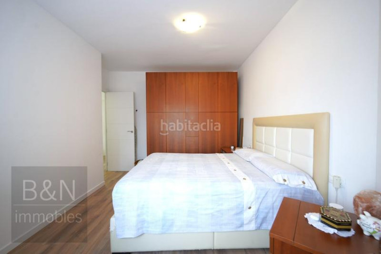Piso una vivienda con calidez, luz y balcón recién reformado con plaza de garaje incluida en Terrassa
