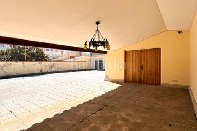 Piso  señorial único en pleno centro – 6 habitaciones, 3 baños, terraza de 200 m², parking incluido en Terrassa